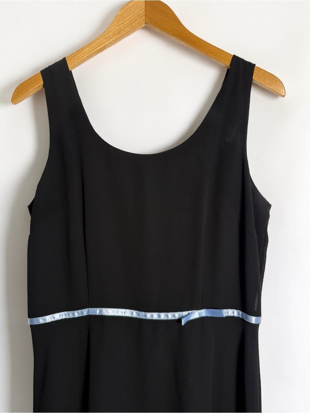 Sleeveless dress with empire waist and minimalist bow detail - Picture 3 of 7